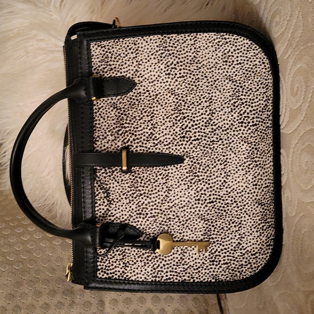 Medium size handbag. Leather cheetah print.